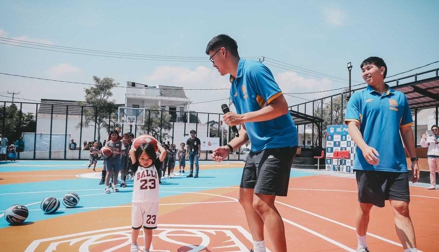 Dua Punggawa Satria Muda Resmikan Lapangan di Bandung